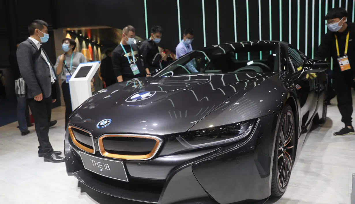 Sebuah mobil BMW i8 menarik pengunjung di area pameran Automobile selama gelaran Pameran Impor Internasional China (China International Import Expo/CIIE) ketiga di Shanghai, China timur, pada 6 November 2020. CIIE tahun ini akan berlangsung 5-10 Novemver. (Xinhua/Ding Ting)