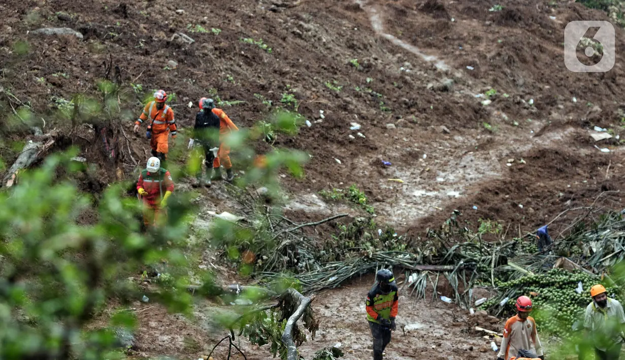 Tim SAR gabungan berusaha mencari sisa korban tanah longsor akibat gempa Cianjur di kawasan Cugenang, Kabupaten Cianjur Jawa Barat, Jumat (25/11/2022). Upaya pencarian korban terpaksa dihentikan sementara akibat hujan. (Liputan6.com/Helmi Fithriansyah)