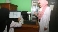 Bupati Banyuwangi Ipuk Fiestiandani mengecek langsung penerapan arisp digital di Desa Wringin Putih (Istimewa)