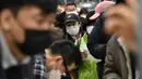 Orang-orang antre untuk membeli masker di toko ritel di kota tenggara Daegu, Selasa (25/2/2020). Otoritas Korea Selatan (Korsel) melaporkan 60 kasus baru Virus Corona COVID-19 di negeri itu pada hari ini, Selasa (25/2), sehingga kini total 893 orang terinfeksi virus tersebut. (Jung Yeon-je / AFP)