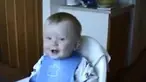 Cuplikan rekaman dua bayi tertawa gembira dengan gaya masing-masing.