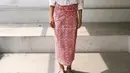 Andien juga sering tampil memadu padankan tenun dengan outfit sehari-harinya. Penampilannya kali ini bisa dijadikan inspirasi baju Lebaran yang menarik, atasan kemeja putih lengan panjang, dipadu dengan kain tenun bernuansa merah muda yang cantik sebagai bawahan. Foto: Instagram.