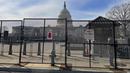 Gedung Capitol AS terlihat di belakang pagar keamanan di Capitol Hill di Washington, Minggu (5/2/2023). Pejabat intelijen di departemen kepolisian memperingatkan dalam email yang diedarkan ke kepolisian bahwa tingkat ancaman tetap tinggi menjelang pidato tahunan Presiden Joe Biden yang ditetapkan pada Selasa (7/3) malam waktu AS. (AP Photo/Anna Johnson)