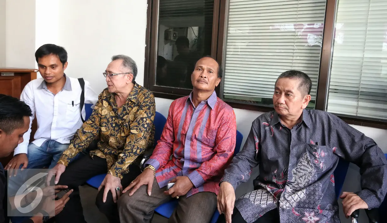 Daeng Azis duduk menunggu saat mendatangi Komnas HAM, Jakarta, Senin (15/2). Daeng ke Komnas HAM bermaksud mengadukan rencana relokasi red light district Kalijodo oleh Gubernur DKI Basuki Tjahaja Purnama (Ahok). (Liputan6.com/Faizal Fanani)