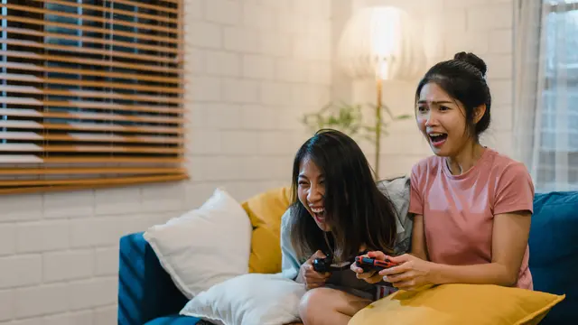 staycation dengan teman / orang tua/ keluarga