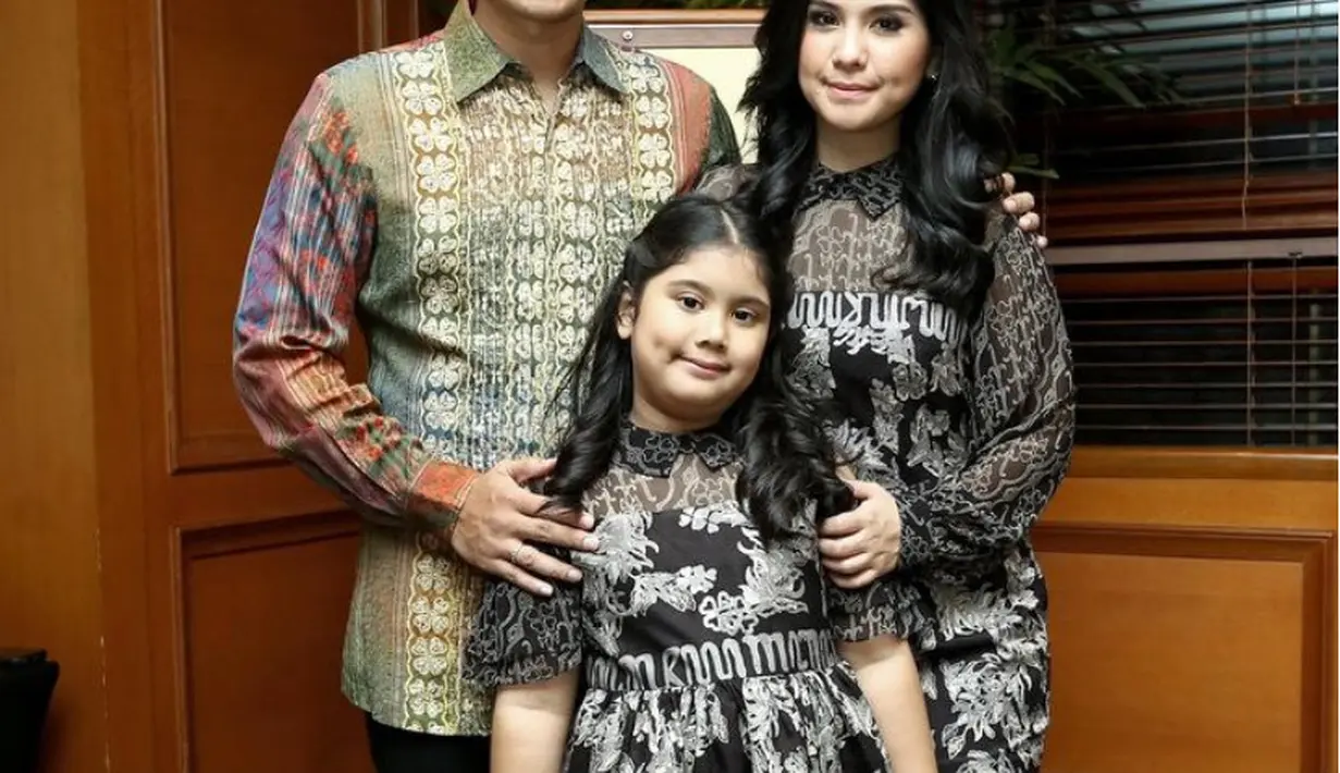 Foto selanjutnya, Annisa tampil mengenakan dress batik lengan panjang berkerah yang senada dengan putri kecilnya saat itu. [@annisayudhoyono]