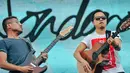 Aksi panggung Sandhy Sondoro pada Konser Drug Free Asia Afrika di Kawasan Monas, Jakarta, Minggu (19/4). Konser dalam rangkaian KAA itu bertujuan sebagai kampanye pencegahan penyalahgunaan narkotika di kawasan Asia Afrika. (Liputan6.com/Faizal Fanani)