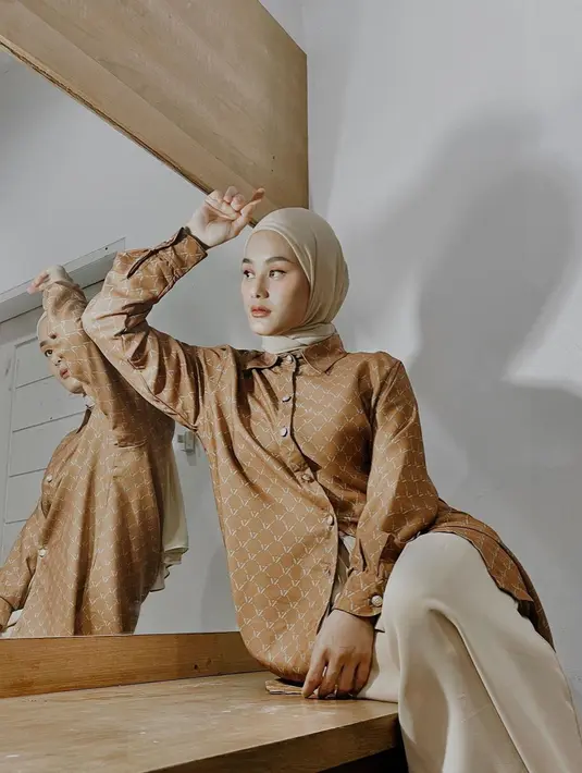 Dinda Hauw memadukan warna cokelat dan khaki yang masih dalam satu rentang warna. Dengan kemeja bermotif, ia kenakan bawahan polos untuk netralisir. [@dindahw]