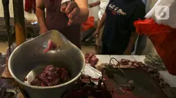 Pedagang menimbang daging di Pasar Kebayoran Lama, Jakarta, Senin (3/5/2021). Sekretaris Jenderal APPSI Ngadiran mengatakan, khusus untuk harga daging segar saat ini sudah lebih dari Rp 110.000 per kilogram. (Liputan6.com/Johan Tallo)