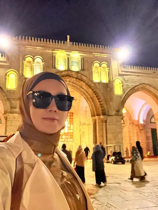 Mulan Jameela sendiri memang diketahui pernah berkunjung ke Palestina beberapa tahun lalu. Bahkan dirinya memutuskan mantap menggunakan hijab usai berkunjung dari Palestina. (Liputan6.com/IG/@mulanjameela1)