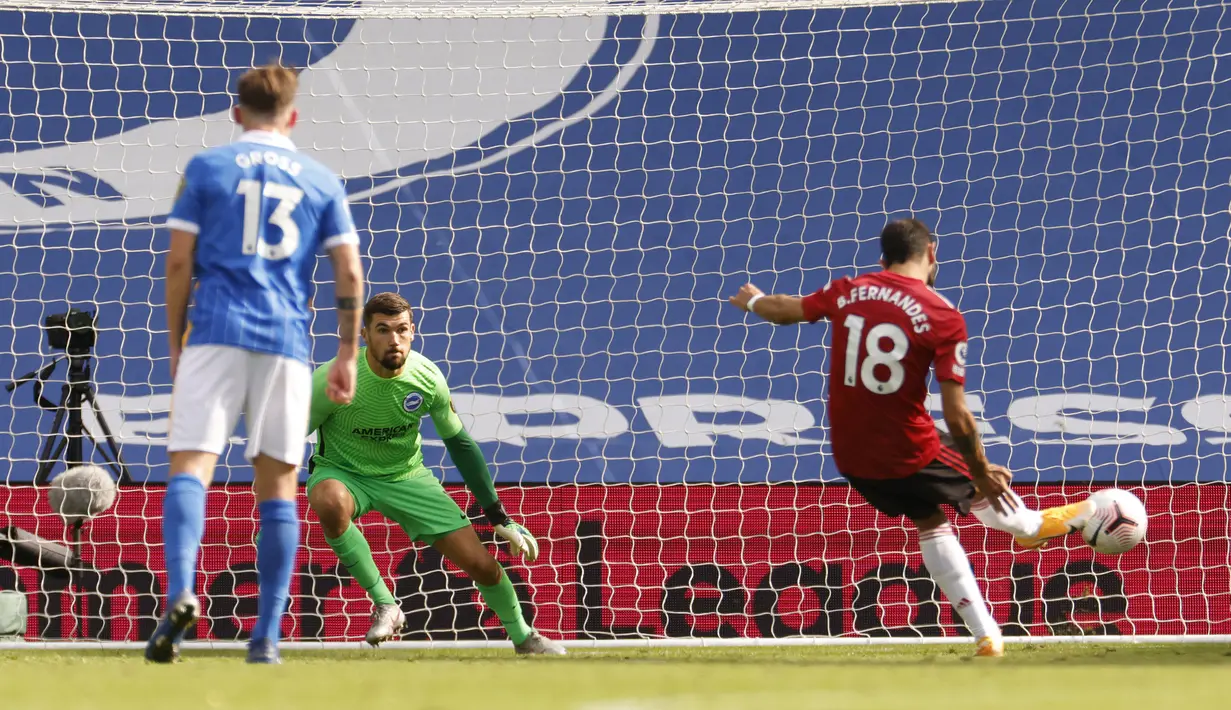 Brighton Hove Albion vs Manchester United, (27/9/2020). Bruno Fernandes membuat 1 gol penalti di masa injury time sekaligus penentu kemenangan 3-2. Gol tersebut juga sebagai penebus kesalahannya yang berakibat lawan mendapat hadiah penalti di awal laga. (Pool via AP/John Sibley)