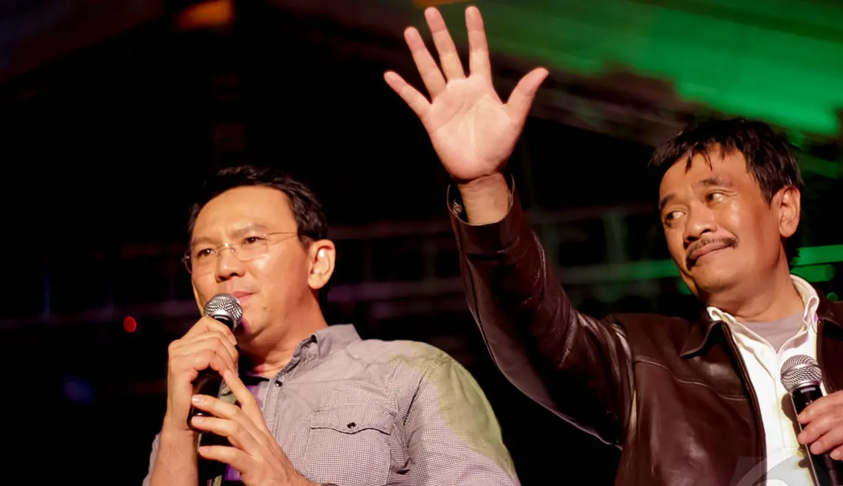 Gubernur DKI Basuki Tjahaja Purnama bersama Wakil DKI Djarot Saiful Hidayat saat berada di kawasan Monas, Jakarta, Rabu (31/12/2014) dini hari. (Liputan6.com/Faizal Fanani)