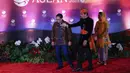 Perdana Menteri Vietnam Pham Minh Chinh (kiri) disambut oleh Presiden Indonesia Joko Widodo atau Jokowi (tengah) dan Ibu Negara Iriana Widodo (kanan) pada gala dinner KTT ke-43 ASEAN di Jakarta, Indonesia, Rabu (6/9/2023). (Mast IRHAM/POOL/AFP)