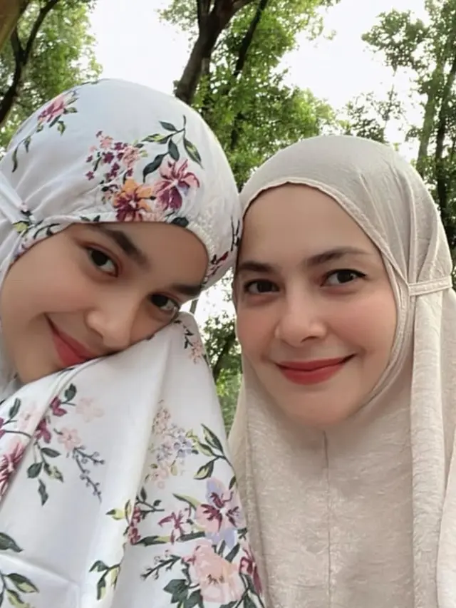 Wajah Selebritis dengan Riasan Wajah Minimalis saat Mengenakan Mukena Sholat Ied 2025.