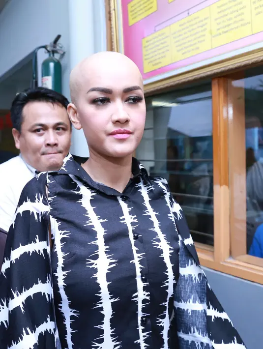 Datang di Pengadilan Negeri Jakarta Selatan, Julia Perez dikawal vorijder Polisi Militer. Bunyi sirine kagetkan wartawan yang menunggunya. (Adrian Putra/Bintang.com)