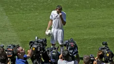  Pemain yang berposisi sebagai Gelandang, Mateo Kovacic mencium kostum saat sesi pemotretan di Stadion Santiago Bernabeu, Madrid ,Spanyol, (19/8/2015). Pemain ini dibeli dari Inter Milan dengan mahar sebesar 35 juta Poundsterling. (REUTERS/Juan Medina)