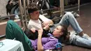 Puluhan warga Kyiv memilih berlindung di dalam stasiun kereta bawah tanah, mereka membawa alas tikar dan barang berharga lainnya untuk beristirahat sambil menunggu serangan selesai. (AP Photo/Efrem Lukatsky)