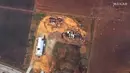 Foto satelit menunjukkan bangunan pertanian rusak parah setelah diterjang tornado di Monette, Arkansas, Amerika Serikat, 11 Desember 2021. Sebanyak 78 orang tewas setelah serangkaian tornado mengamuk di AS. (Satellite image ©2021 Maxar Technologies via AP)