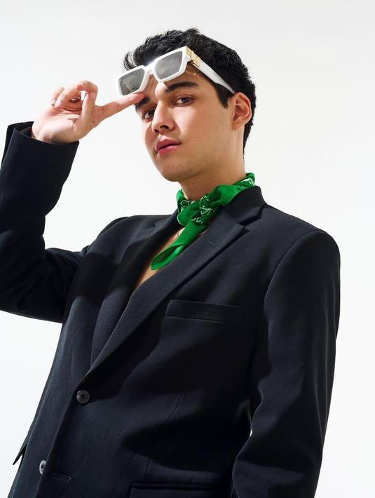 <p>Maxime Bouttier yang kita kenal lewat film Matt and Mou bareng Prilly Latuconsina bikin geger Indonesia setelah tampil dalam Ticket To Paradise. Film karya sutradara Ol Parker ini mempertemukan sang aktor dengan dua legenda hidup Hollywood yakni Julia Roberts dan Georger Clooney. Penampilan Maxime Bouttier di film ini bermula dari open casting alias audisi terbuka. (Foto: Dok. Instagram @bouttier_maxime)</p>