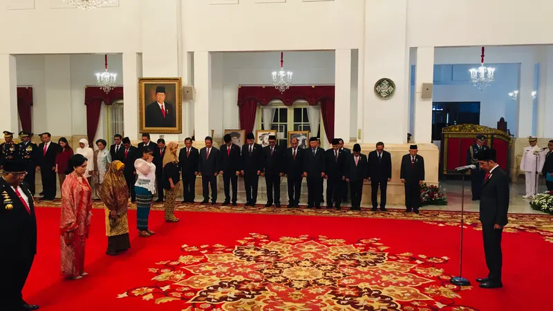 Presiden Jokowi menganugerahkan gelar pahlawan nasional kepada sejumlah pahlawan dari beberapa daerah. (Merdeka.com/Titin Supriatin)