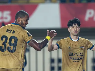 Pemain Dewa United, Taisei Marukawa dan Alex Martins, merayakan gol ke gawang Indonesia All-Star dalam perebutan tempat ketiga Piala Presiden 2025 di Stadion Si Jalak Harupat, Kabupaten Bandung, pada Sabtu (12/7/2025) malam WIB. (Bola.com/Bagas Lazuardi)