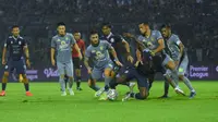 Striker Arema, Abel Camara dihadang barisan pemain belakang Persebaya. (Iwan Setiawan/Bola.com)