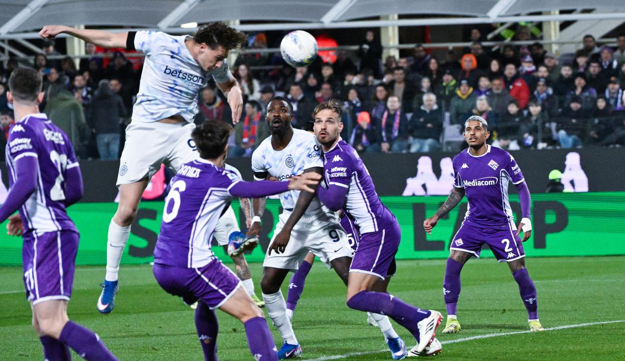 Bermain di Stadio Artemio Franchi, Inter Milan langsung tancap gas. Belum genap sastu menit laga berjalan, Inter berhasil membuka keunggulan atas Fiorentina melalui tandukan kepala Pio Esposito. (AFP/Tiziana Fabi)