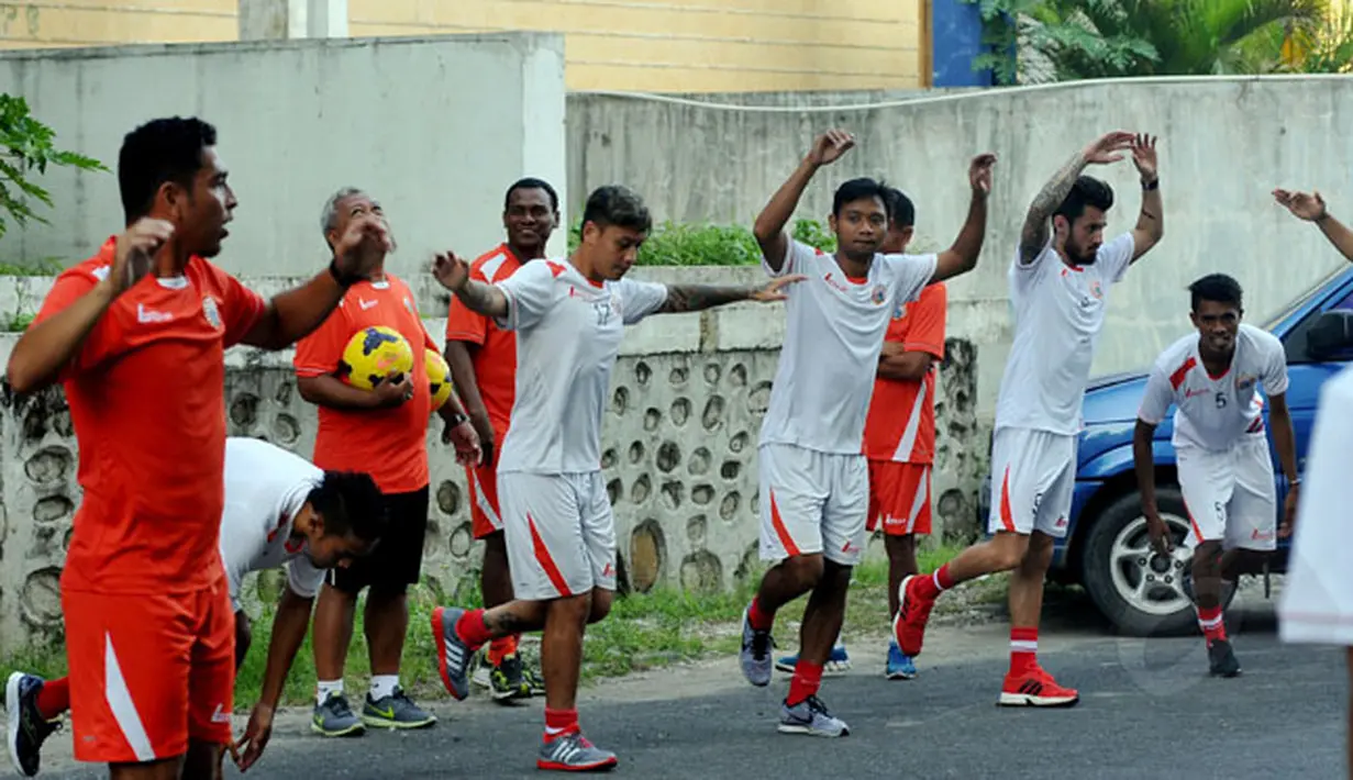 Sejumlah pemain Persija Jakarta berlatih ringan di halaman Hotel Ibis Padang, Sabtu (17/1/2015). Persija akan berhadapan dengan Sriwijaya FC di laga perdana SCM Cup 2015 Grup A. (Liputan6.com/Johan Tallo)