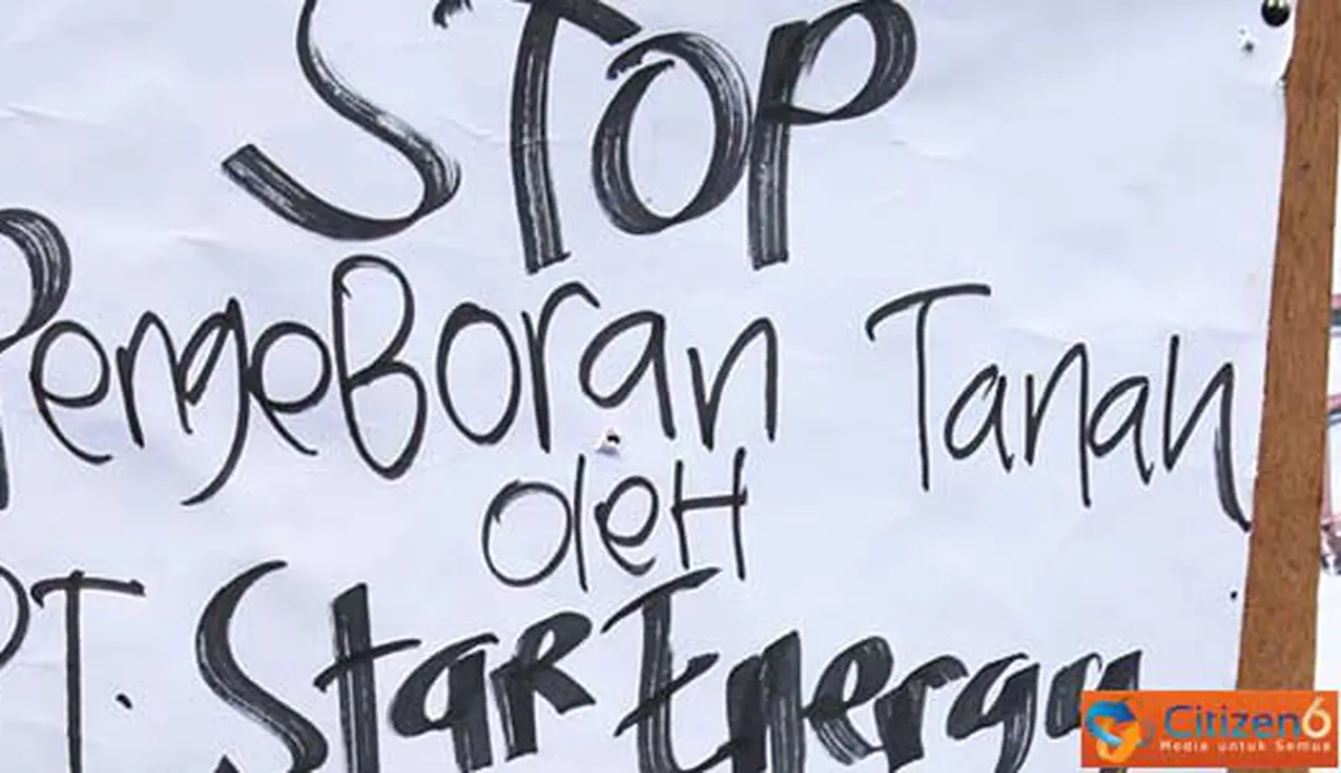 Citizen6, Bandung: Seorang demonstran dari Serikat Petani Pasundan (SPS) menyuarakan tuntutannya pada acara "Pulihkan Indonesia" di depan Gedung Sate Jalan Diponegoro, Kota Bandung, Jumat (22/4). (Pengirim: Aries Rachmandy)