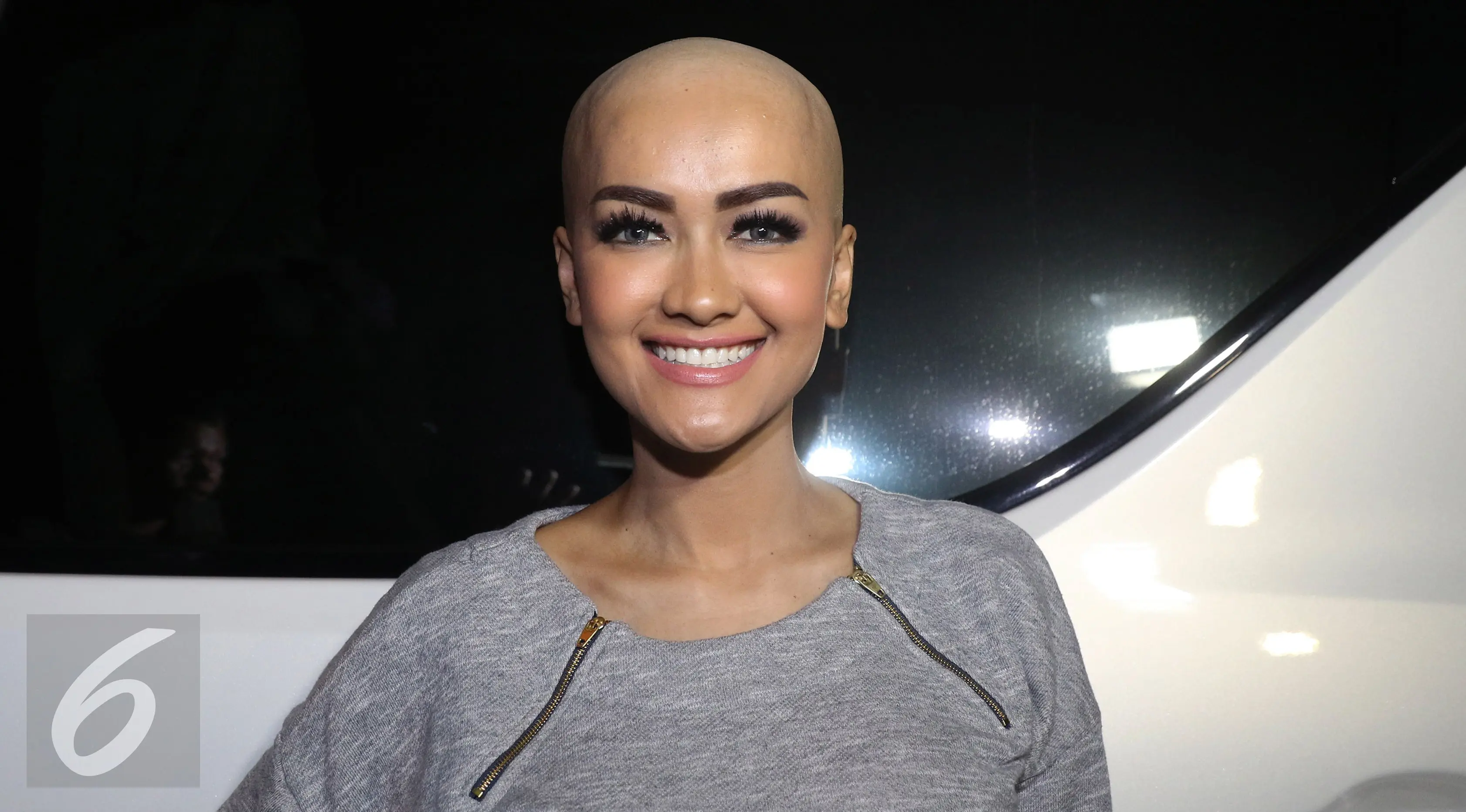 Julia Perez alias Jupe menunjukkan kepala pelontosnya saat ditemui di kawasan Kuningan, Jakarta, Senin (4/4/2016).  Hal ini dilakukan Jupe demi untuk memberi dukungan bagi perempuan pengidap kanker (Liputan6.com/Herman Zakharia)