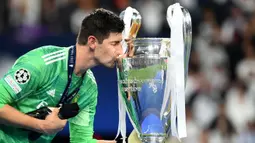 Thibaut Courtois keluar sebagai pahlawan saat Real Madrid menaklukkan Liverpool pada partai final Liga Champions. Kiper asal Belgia itu membuat lini serang The Reds Frustrasi. Courtois tercatat membuat sembilan penyelamatan termasuk menepis tendangan Mane dan Salah. (AFP/Franck Fife)