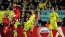 Pemain Villarreal, Denis Suarez (kiri), berebut bola dengan pemain Liverpool, Alberto Moreno, pada pertandingan leg pertama semifinal Liga Europa, di Stadion El Madrigal, Jumat (29/4/2016) dini hari WIB. (AFP/Jose Jordan)