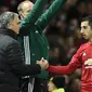 Gelandang Manchester United Henrikh Mkhitaryan (kanan) tampil pada laga melawan Feyenoord, Kamis (24/11/2016). (AFP/Oli Scarff)