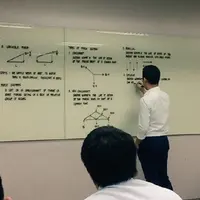 Tulisan tangan pria ini sangat rapi dan membuat sosoknya viral di media sosial. (Sumber Foto: viral4real)