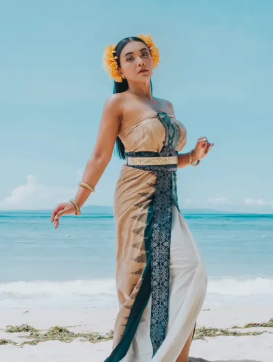 <p>Pesona anggun nan eksotis khas wanita Indonesia begitu terpancar dalam diri Denada untuk photoshoot kali ini. (Instagram/ayusuma_lestari/indiralaksmi_bali).</p>