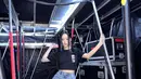 Gaya kasual Jisoo satu ini juga tak lepas dari sorotan. Ia terlihat tampil dengan kaos tur yang dipadukan dengan celana jeans serta sneakers. (Liputan6.com/IG/@sooyaaa__)