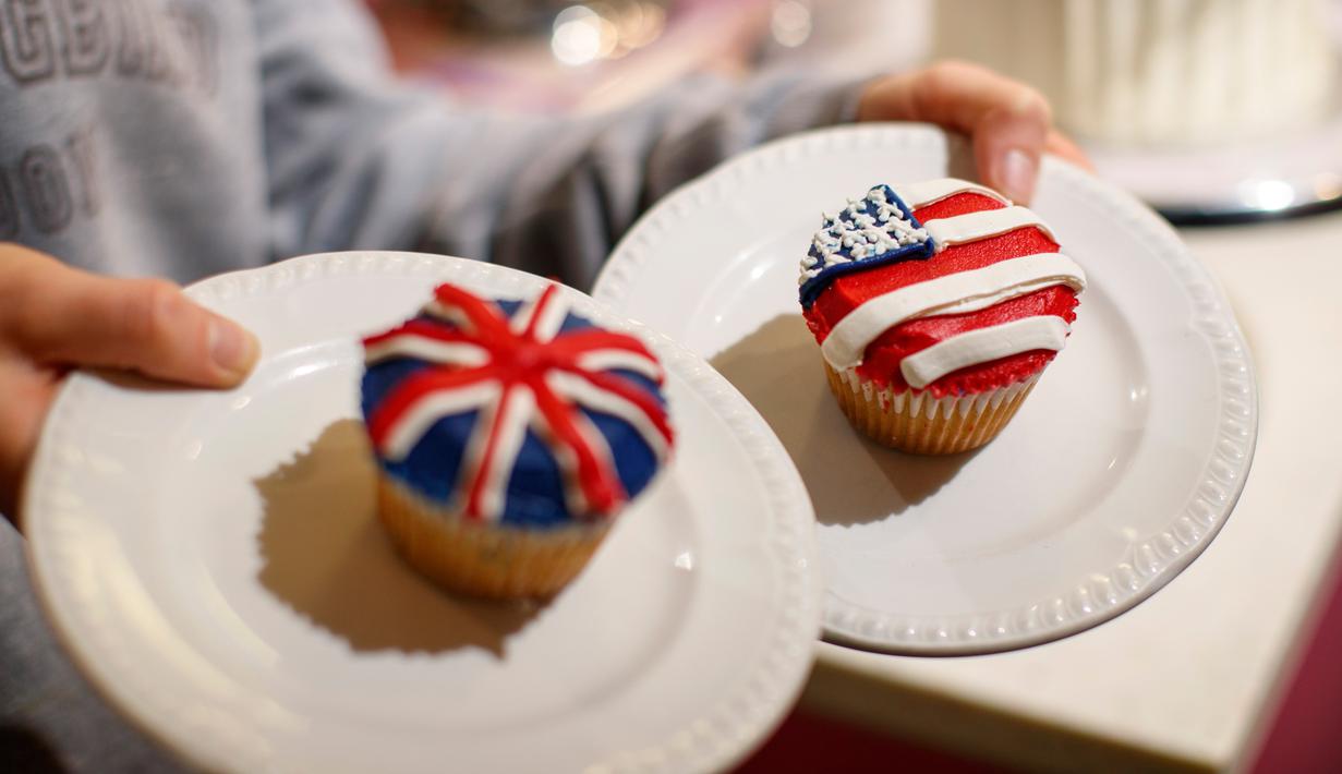 Cupcakes edisi khusus untuk menghormati pernikahan Pangeran Harry dan Meghan Markle di Hummingbird Bakery, London, 11 Mei 2018. Pernikahan Harry dan Meghan akan digelar 19 Mei mendatang di Kapel St. George, Istana Windsor. (AFP/Tolga AKMEN)