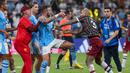 Pemain Manchester City, Kyle Walker (tengah kiri) dan pemain Fluminense, Felipe Melo saling mendorong ketika bersitegang setelah laga final Piala Dunia Antarklub 2023 di King Abdullah Sports City, Jeddah, Arab Saudi, Sabtu (23/12/2023) dini hari WIB. (AFP/Giuseppe Cacace)