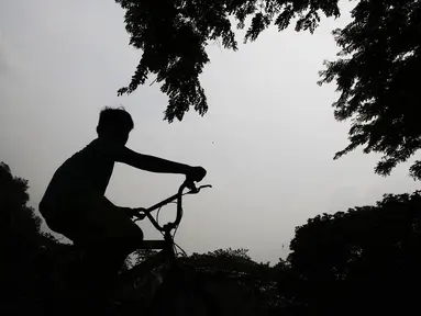 Seorang anak bermain sepeda di sekitar Taman Salam, Jati Padang, Jakarta, Selasa (18/10). Taman yang letaknya tersembunyi di antara pemukiman warga tersebut menjadi lokasi favorit bagi warga sekitar untuk melepas penat. (Liputan6.com/Immanuel Antonius)
