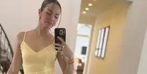 Nia Ramadhani merayakan ulang tahun ke-35 bersama keluarganya di Amerika Serikat. Ia pun memilih tampil mengenakan long dress kuning spaghetti strap. [@ramadhaniabakrie]