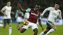 Penyerang West Ham, Michail Antonio, berusaha melewati bek Manchester United, Marcos Rojo. Pada laga ini West Ham mendapatkan peluang dua kali shot on goal, sementara MU enam kali melakukan tembakan ke arah gawang. (Reuters/John Sibley)