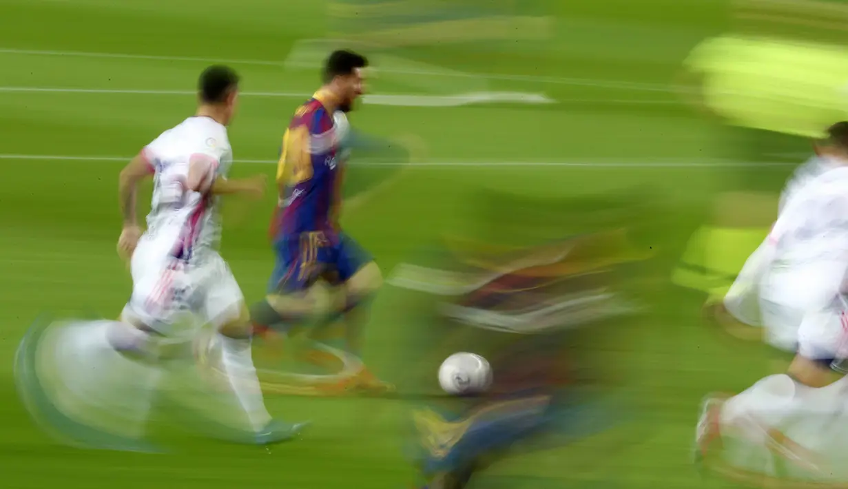 Striker Barcelona, Lionel Messi, menggiring bola melewati pemain Real Valladolid pada laga Liga Spanyol di Stadion Camp Nou, Selasa (6/4/2021). Barcelona menang dengan skor 1-0. (AP Photo/Joan Monfort)