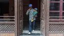 <p>Dor Bahadur Khapangi digendong oleh seorang anggota keluarga saat tiba untuk acara penyerahan sertifikat Rekor Dunia Guinness di Kathmandu, Nepal, Selasa (24/5/2022). Khapangi yang memiliki tinggi 2 kaki 4,9 inci (73,43 meter), dinobatkan sebagai remaja terpendek di dunia oleh Guinness World Records. (AP Photo/Niranjan Shrestha)</p>