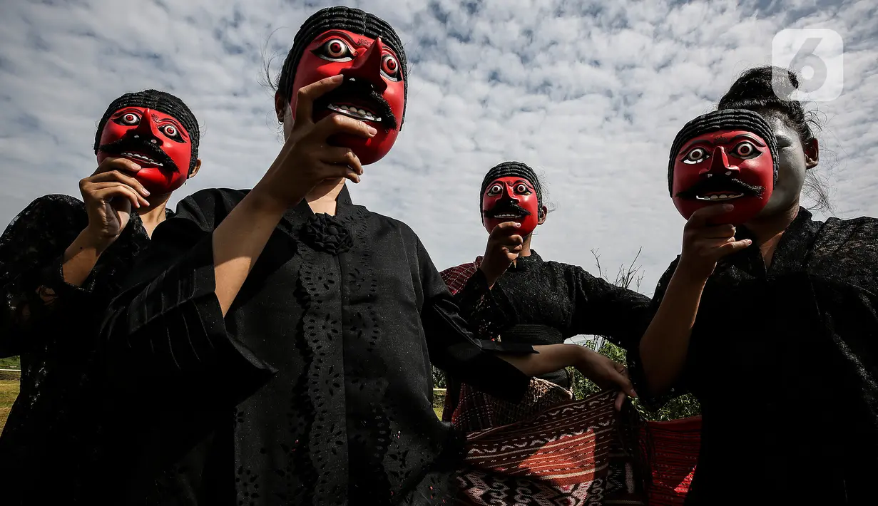 Penari menggelar tarian dan fashion show berlatar alam di Grand Smesco Hills Cisarua, Bogor, Minggu (11/4/2021). Tari yang akan ditampilkan adalah Tari Topeng Jigrik Ndat dari Betawi, Tari Legong Mesatya dari Bali, Tari Papua, Tari Bajidor Kahot dan Tari Kipas Pakarena (Liputan6.com/JohanTallo)