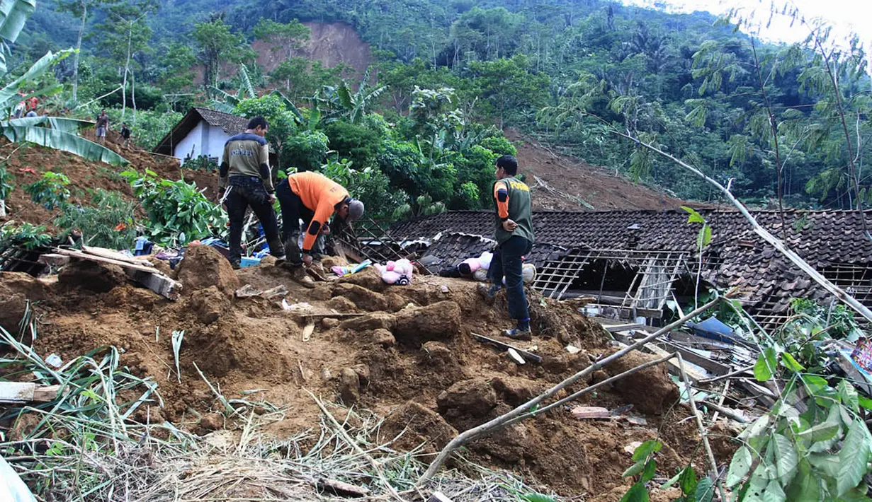Proses evakuasi korban longsor di Dusun Jemblung, Banjarnegara, Jateng, masih berlanjut, Selasa (16/12/2014). (Liputan6.com/Edhie Prayitno)