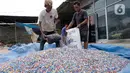 Pekerja memasukkan leburan sampah plastik yang sudah dijemur di gudang pengolahan sampah plastik kawasan Bekasi, Rabu (15/9/2021). Skema ekonomi sirkular mampu menjaga keberlanjutan lingkungan sekaligus memberikan manfaat ekonomi dalam hal daur ulang sampah. (Liputan6.com/Herman Zakharia)
