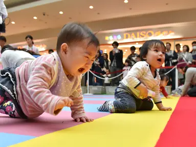 Sebuah majalah Jepang menggelar kompetisi 'Bayi Merangkak',  Yokohama, Jepang, Senin (23/11/2015). Para ibu menyambut antusias kompetisi tersebut dan mendaftarkan anaknya untuk ikut lomba. (AFP Photo/Kazuhiro Nogi)