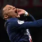 Pemain Paris Saint-Germain (PSG) Kylian Mbappe melakukan selebrasi usai mencetak gol ke gawang Dijon pada pertandingan Liga Prancis di Parc des Princes, Paris, Prancis, Sabtu (29/2/2020). PSG menang 4-0, Mbappe mencetak dua gol dan satu assist. (FRANCK FIFE/AFP)