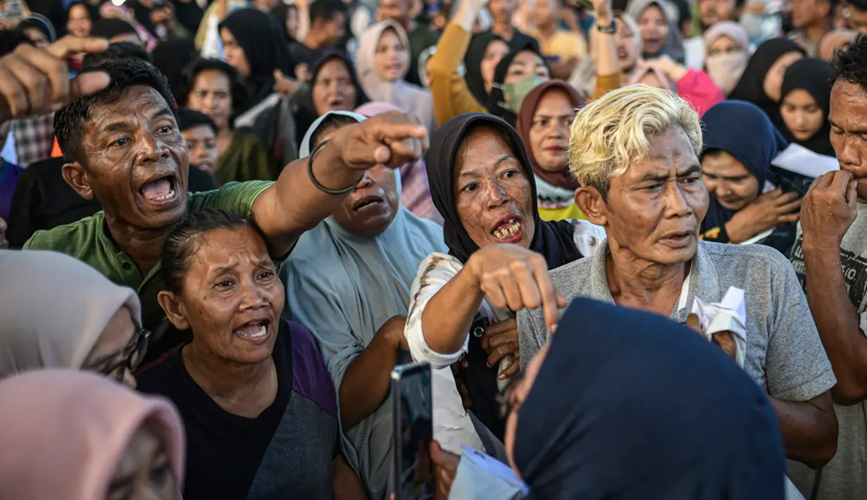 Selain itu, para pengunjuk rasa juga membawa poster-poster bertuliskan "Keluarkan UNHCR dan IOM", dan "UNHCR dan agen-agennya, apakah Anda benar-benar harus menukar kemanusiaan demi uang?" (AP Photo/Reza Saifullah)