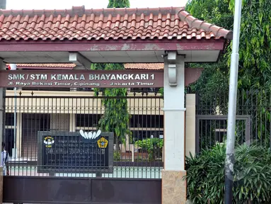 Almarhum Yoga Syahputra alias Olga pernah menimba ilmu di SMK Kemala Bhayangkari 1, Jakarta Timur. Tampak, SMK Kemala Bhayangkari 1 yang beralamat di Jalan Raya Bekasi Timur, Cipinang, Jakarta Timur, Senin (30/3/2015). (Liputan6.com/Panji Diksana)